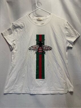 White Short-Sleeve Bee Graphic Tee with Green and Red Stripe